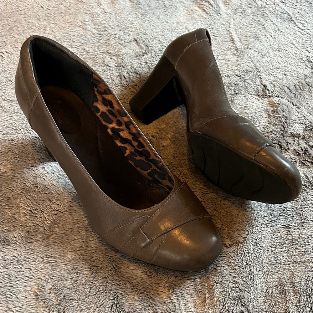 Clarks Sapphire Isis Pump in Gray. Size 9M